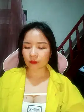 Snapshot of Listen-ly chatting on November 5, 2025, 3:23 pm Listen-ly online show from November 5, 2025, 3:23 pm