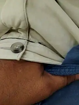 Snapshot of svk_05 chatting on December 4, 2025, 12:36 pm svk 05 online show from December 4, 2025, 12:36 pm