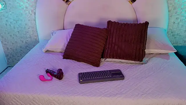 Snapshot of emmy_rose25 chatting on February 20, 2026, 11:43 am emmy rose25 online show from February 20, 2026, 11:43 am