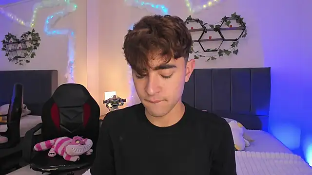 JustinCastiblanco online show from December 19, 2025, 11:28 am