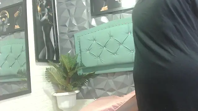 Amara  Hank online show from November 26, 2025, 11:33 am