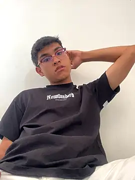 Snapshot of Muchachito18 chatting on October 15, 2025, 3:56 pm Muchachito18 online show from October 15, 2025, 3:56 pm