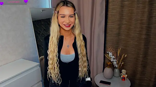 Snapshot of RosaleeSalm chatting on October 20, 2025, 6:36 am RosaleeSalm online show from October 20, 2025, 6:36 am