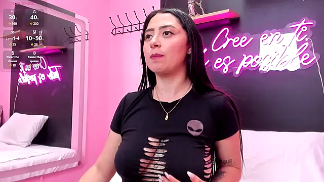 JuliethCruz  online show from December 14, 2025, 3:17 pm