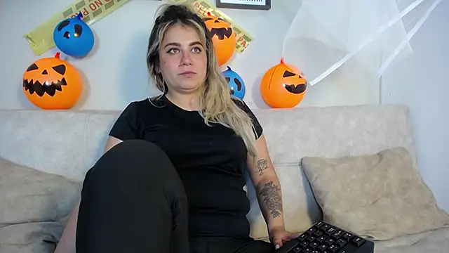 Snapshot of Sweet_Bella_Valery chatting on October 30, 2025, 10:10 pm Sweet Bella Valery online show from October 30, 2025, 10:10 pm