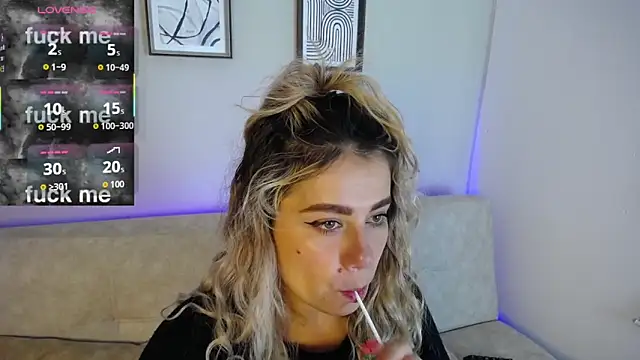 Snapshot of Sweet_Bella_Valery chatting on November 6, 2025, 9:59 pm Sweet Bella Valery online show from November 6, 2025, 9:59 pm