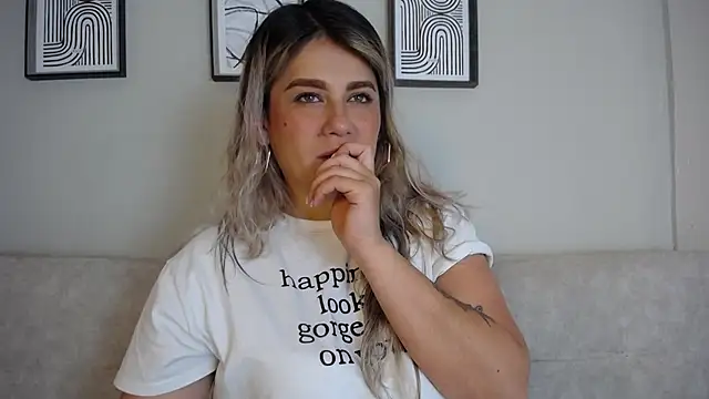 Snapshot of Sweet_Bella_Valery chatting on November 27, 2025, 11:18 pm Sweet Bella Valery online show from November 27, 2025, 11:18 pm