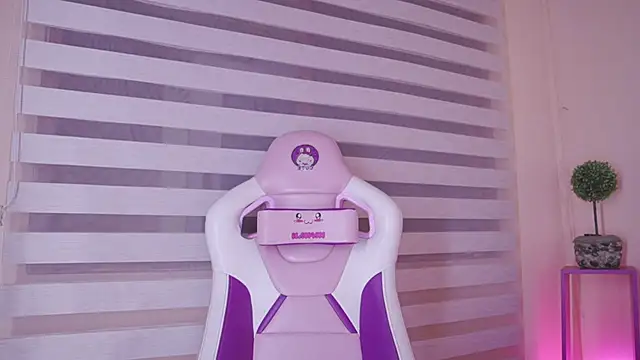 Snapshot of Meggie_ chatting on December 3, 2025, 12:18 am Meggie online show from December 3, 2025, 12:18 am