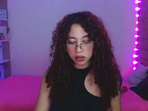 Snapshot of Medussa3033 chatting on December 23, 2025, 1:36 am Medussa3033 online show from December 23, 2025, 1:36 am