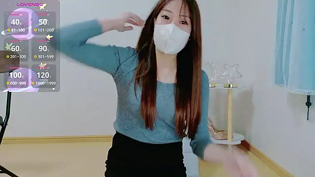 TSUKI circle online show from November 6, 2025, 2:29 pm