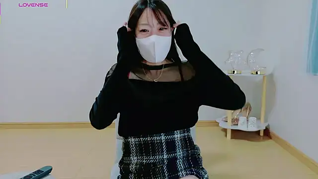 TSUKI circle online show from December 18, 2025, 2:34 pm