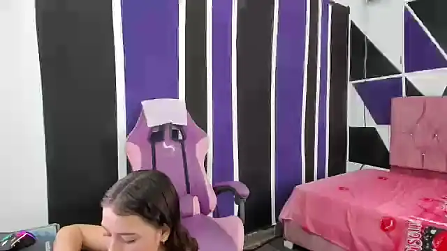 scarleth18 online show from December 13, 2025, 7:53 pm