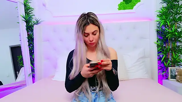 AriannaSins online show from December 5, 2025, 1:31 pm