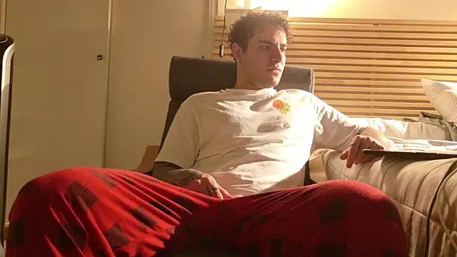 Snapshot of KevinWolf777 chatting on December 3, 2025, 1:35 am KevinWolf777 online show from December 3, 2025, 1:35 am