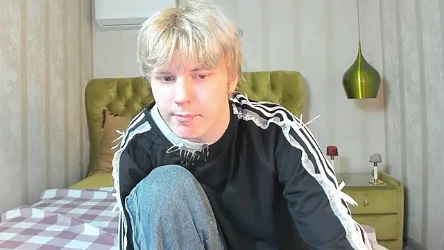 Snapshot of KevinMilky chatting on October 17, 2025, 2:41 pm KevinMilky online show from October 17, 2025, 2:41 pm