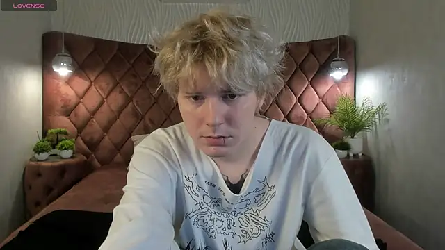 Snapshot of KevinMilky chatting on November 20, 2025, 2:39 pm KevinMilky online show from November 20, 2025, 2:39 pm