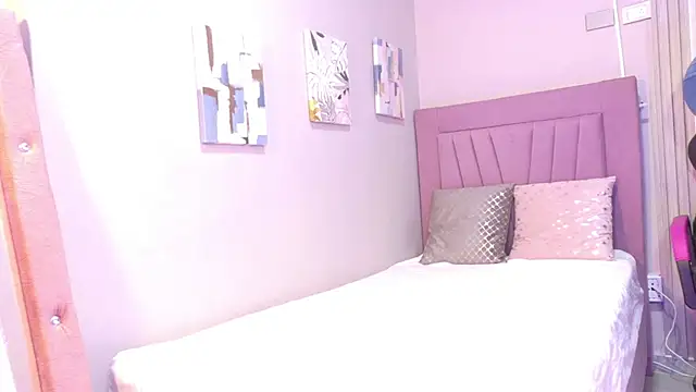 isa taylorr  online show from December 21, 2025, 12:12 pm