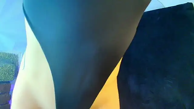 LiliBundy online show from October 25, 2025, 4:20 am