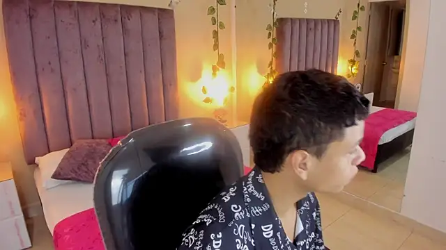 Xavier Fox    online show from November 11, 2025, 12:38 pm