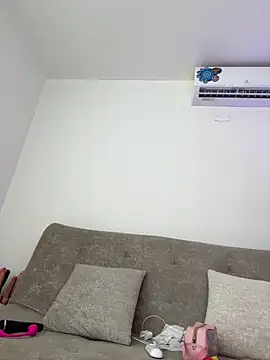 Julietalcl online show from October 31, 2025, 9:05 pm