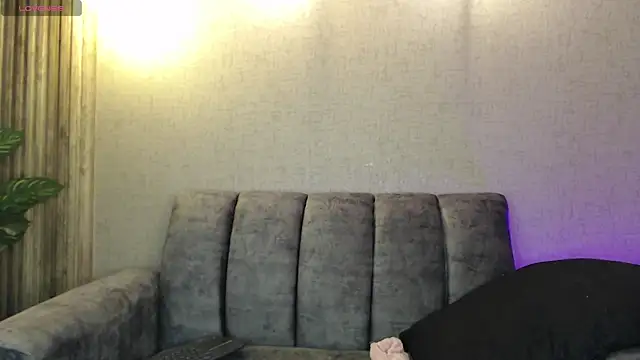 Snapshot of Ami_Le chatting on October 18, 2025, 11:33 am Ami Le online show from October 18, 2025, 11:33 am