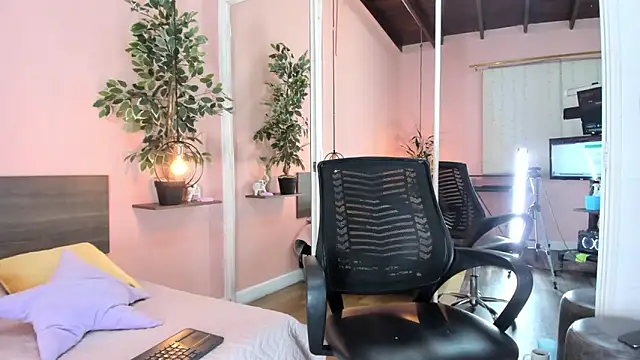 Snapshot of Alanna_miaw chatting on December 20, 2025, 9:16 am Alanna miaw online show from December 20, 2025, 9:16 am