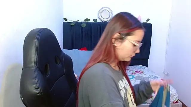 Red Lola  online show from October 28, 2025, 12:52 pm