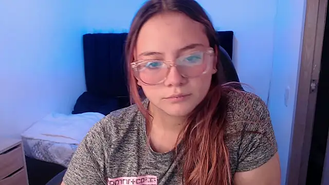 Red Lola  online show from November 5, 2025, 1:55 pm