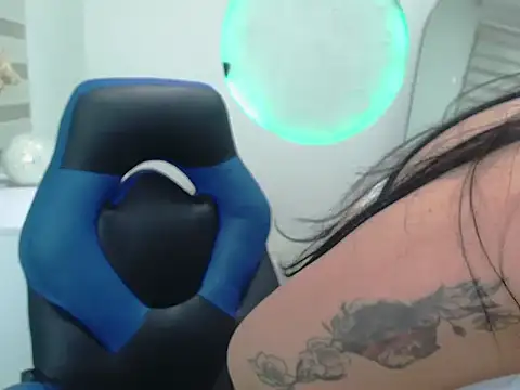 madys hot online show from December 18, 2025, 5:46 am