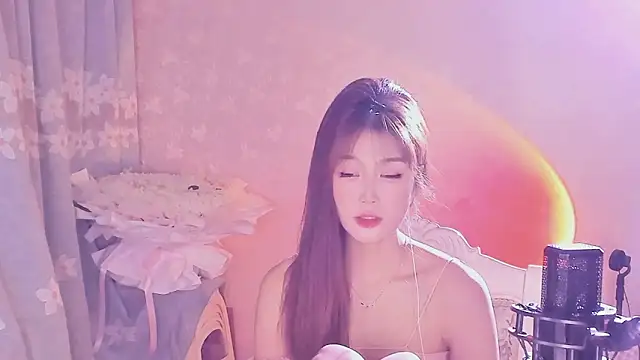 Snapshot of Yiy-520 chatting on October 28, 2025, 11:14 am Yiy-520 online show from October 28, 2025, 11:14 am