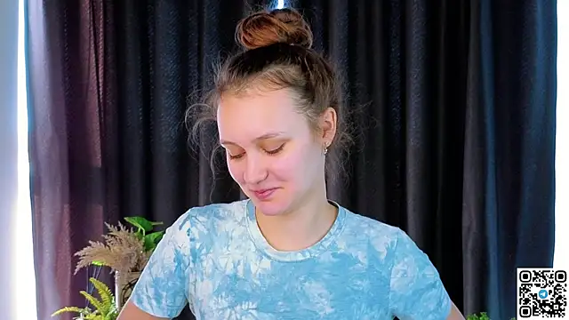 Snapshot of FoxFever chatting on November 3, 2025, 6:58 am FoxFever online show from November 3, 2025, 6:58 am