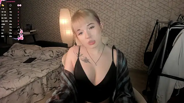 Snapshot of NayaValen chatting on February 7, 2026, 3:43 am NayaValen online show from February 7, 2026, 3:43 am