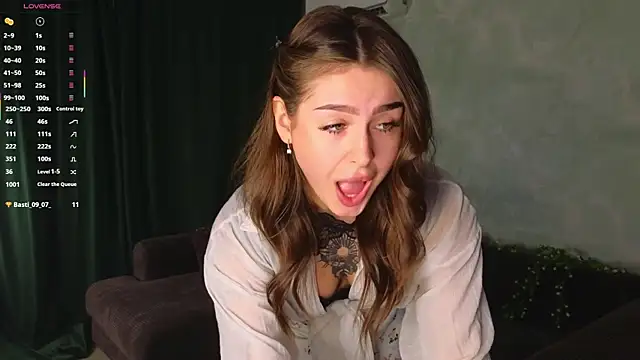 Snapshot of TinyMollys chatting on October 29, 2025, 3:36 pm TinyMollys online show from October 29, 2025, 3:36 pm