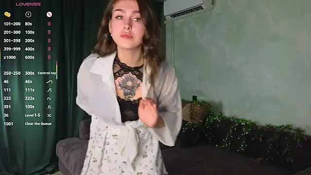 Snapshot of TinyMollys chatting on October 30, 2025, 3:35 pm TinyMollys online show from October 30, 2025, 3:35 pm