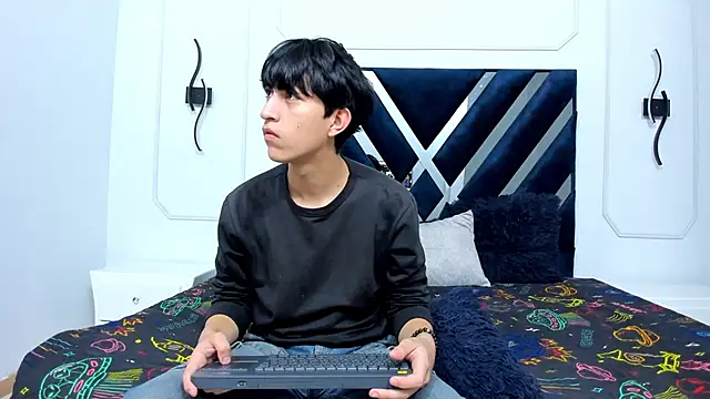 hoot booys  online show from November 29, 2025, 8:01 pm