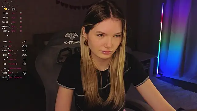 EvelynSin online show from December 4, 2025, 8:56 am