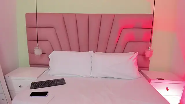 Snapshot of Coral_Jhones chatting on December 17, 2025, 8:37 pm Coral Jhones online show from December 17, 2025, 8:37 pm