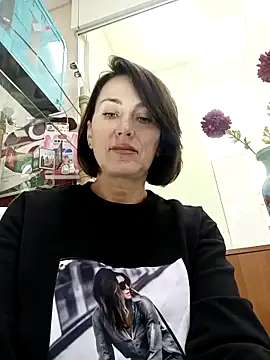 Snapshot of Luna_7777 chatting on October 28, 2025, 2:42 pm Luna 7777 online show from October 28, 2025, 2:42 pm