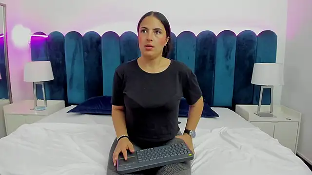 Snapshot of AuraSky_ chatting on November 11, 2025, 7:25 pm AuraSky online show from November 11, 2025, 7:25 pm