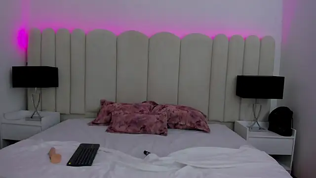 Snapshot of AuraSky_ chatting on November 20, 2025, 6:40 pm AuraSky online show from November 20, 2025, 6:40 pm