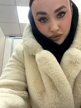 Snapshot of KiraSunshine chatting on November 18, 2025, 3:56 am KiraSunshine online show from November 18, 2025, 3:56 am