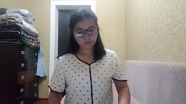 LinneaHyles online show from November 17, 2025, 1:17 pm