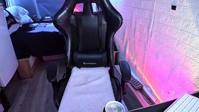 Snapshot of MartesBratty chatting on February 4, 2026, 10:26 pm MartesBratty online show from February 4, 2026, 10:26 pm