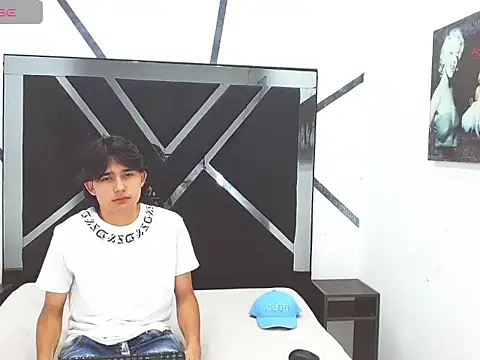 Tom 0001 online show from November 6, 2025, 8:21 pm