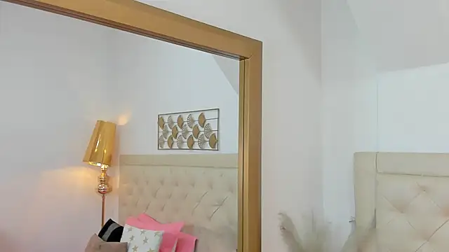 Snapshot of lucia_lorenz chatting on November 6, 2025, 11:33 am lucia lorenz online show from November 6, 2025, 11:33 am