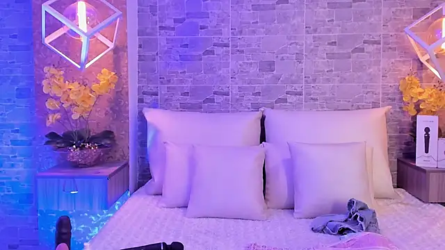 Snapshot of Catalina-Thompson chatting on November 8, 2025, 12:16 pm Catalina-Thompson online show from November 8, 2025, 12:16 pm