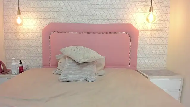 TAYLORMEYER1 online show from April 15, 2026, 3:35 am