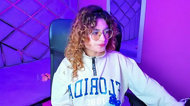 EmiliRouse  online show from November 20, 2025, 4:12 am