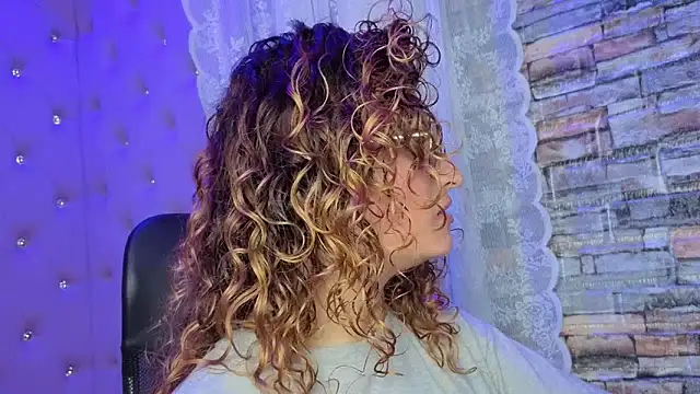 EmiliRouse  online show from November 25, 2025, 3:06 am