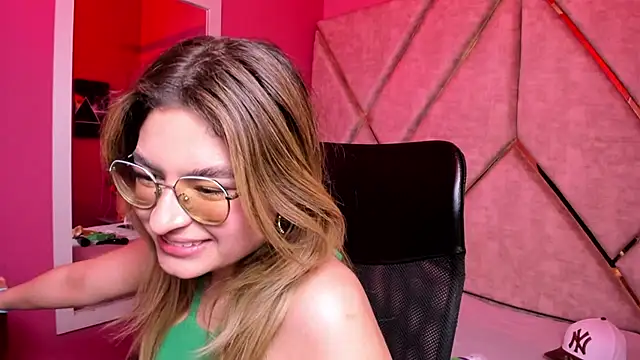 EmiliRouse  online show from December 5, 2025, 1:14 am